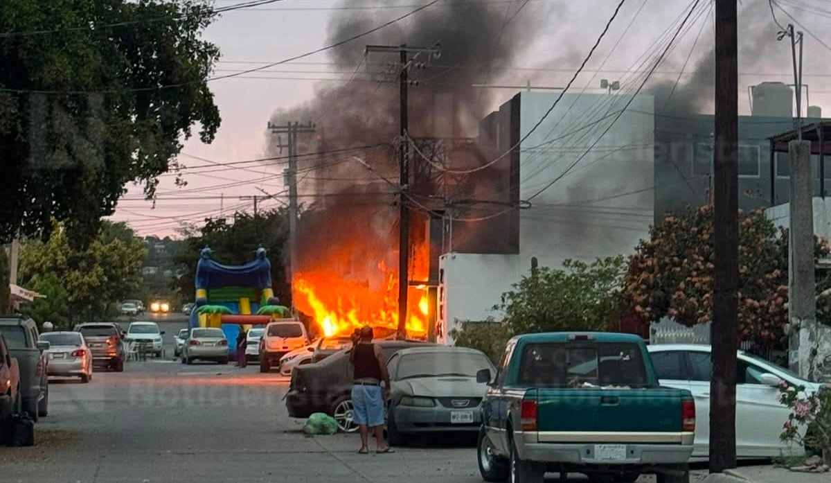 Impactan vehículo contra residencia y la incendian en la colonia Emiliano Zapata, en Culiacán