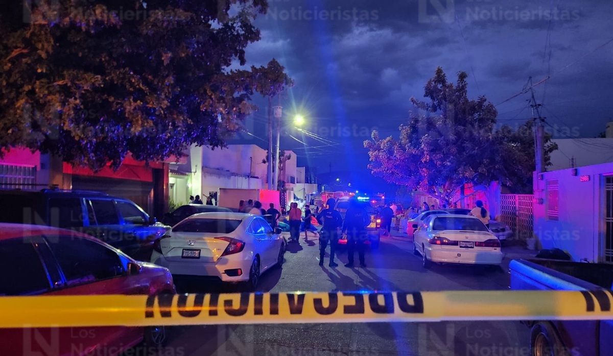 Impactan vehículo contra residencia y la incendian en la colonia Emiliano Zapata, en Culiacán