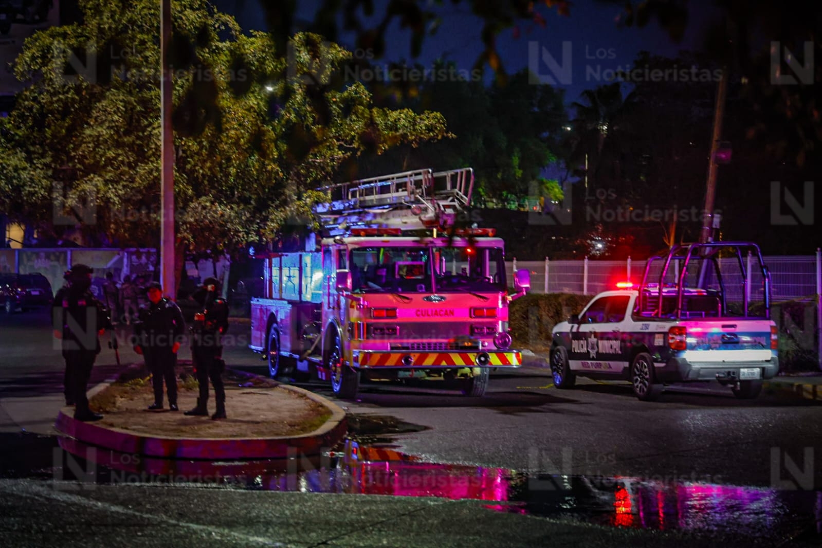 Bomberos trabajan en sofocar incendio del casino Tropicana en Culiacán