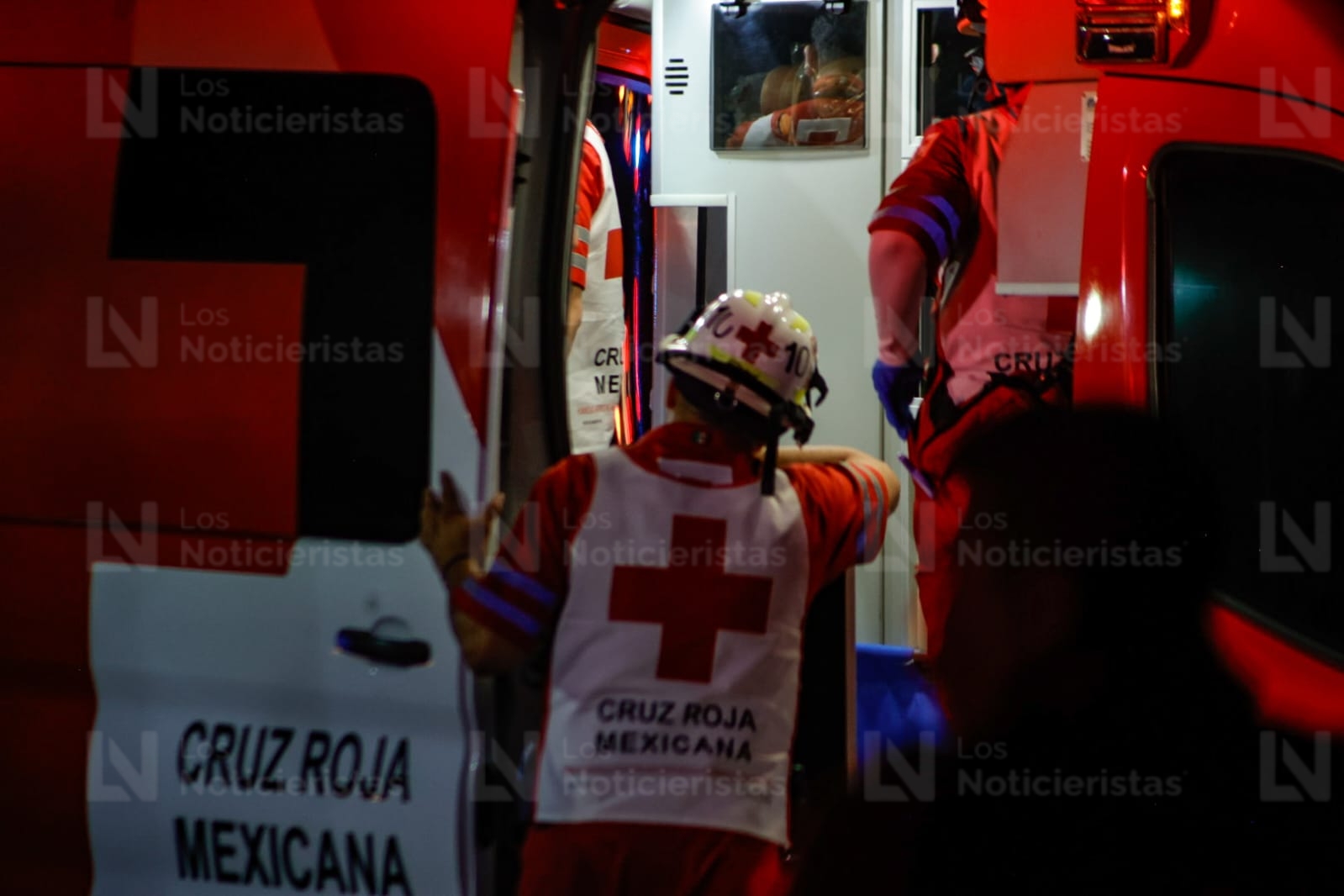Paramédicos de Cruz Roja atienden a lesionados en incendio del casino Tropicana, en Culiacán