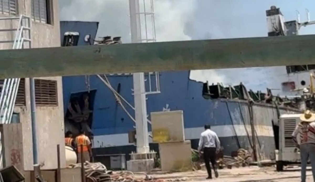Incendio de barco pesquero cerca del Puente Juárez en Mazatlán