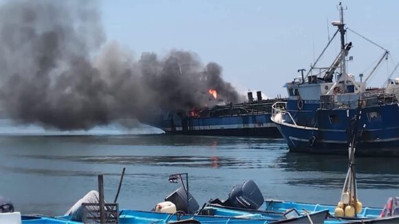 Se incendia barco pesquero cerca del Puente Juárez en Mazatlán, Sinaloa; columna de humo genera alarma