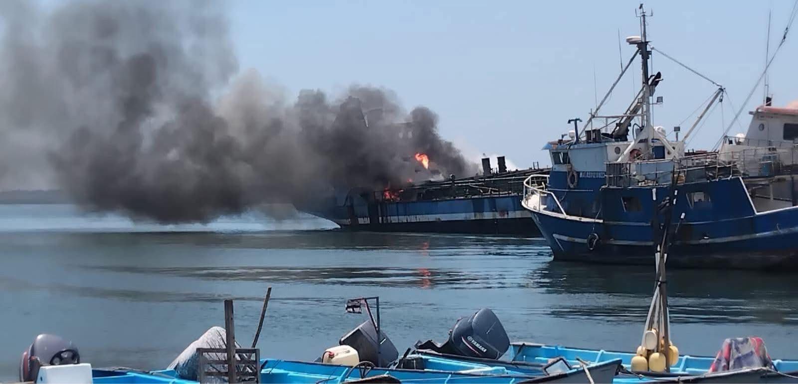 Incendio de barco pesquero cerca del Puente Juárez en Mazatlán
