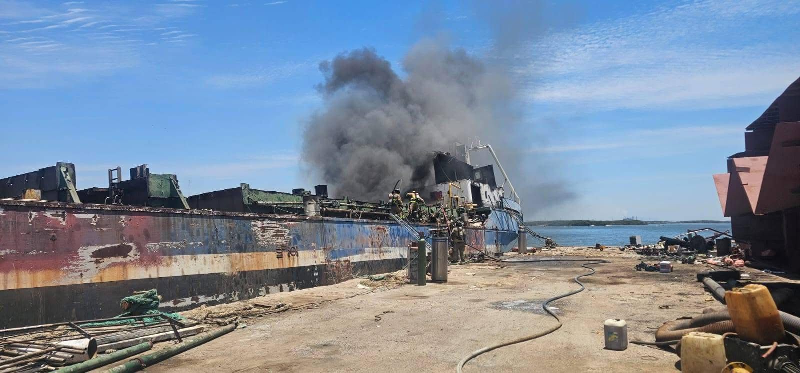 Incendio de embarcación en Mazatlán