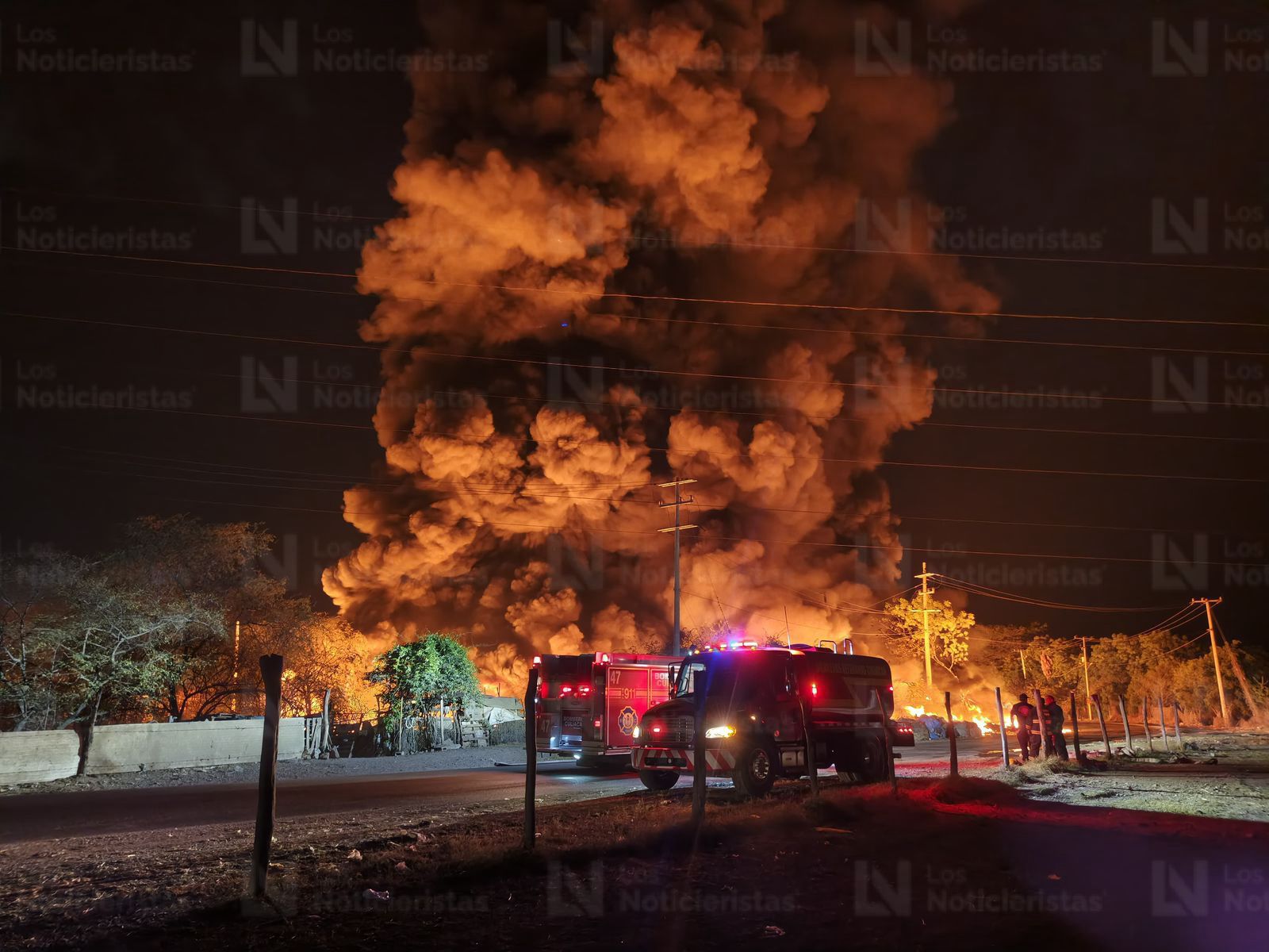 Fuerte incendio consume bodega de plásticos y genera movilización de Bomberos al norte de Culiacán