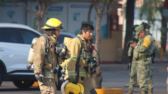 Incendio en Plaza Fiesta en Los Mochis, Sinaloa, prácticamente está sofocado: PC Estatal; hoy viernes siguen los trabajos