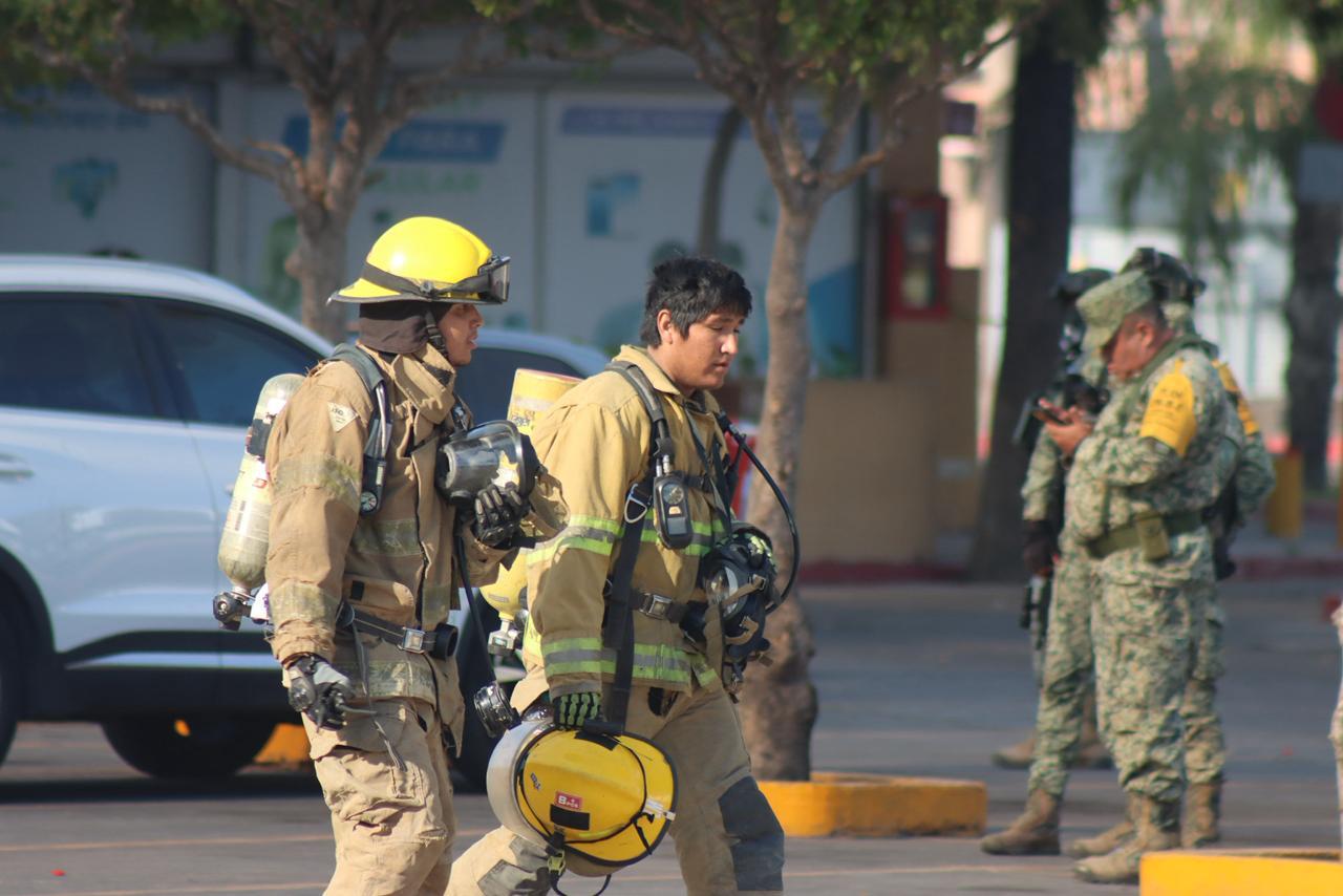 Incendio en Plaza Fiesta en Los Mochis, Sinaloa prácticamente está sofocado: PC Estatal; hoy viernes siguen los trabajos