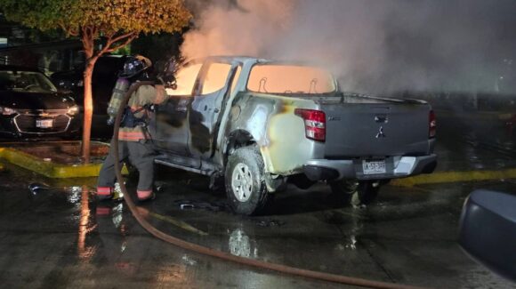 Se incendia camioneta en el estacionamiento del IMSS de Mazatlán, Sinaloa