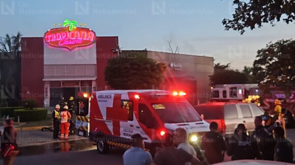 Hay dos heridos y reportan una persona atrapada en incendio del casino Tropicana en Culiacán, Sinaloa; fue provocado: PC