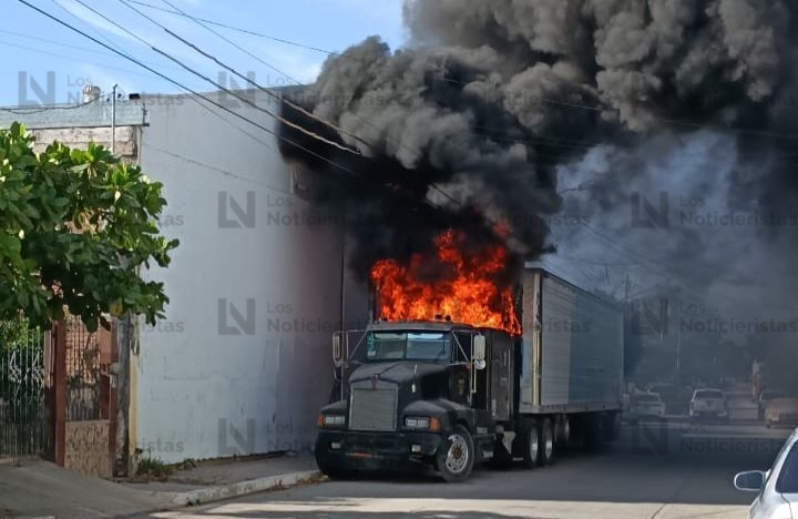 Incendio de un tráiler en El Palmito, Culiacán