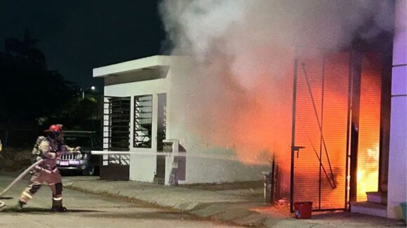 Incendio consume vehículo en la cochera de una vivienda del fraccionamiento Campestre, en Mazatlán, Sinaloa