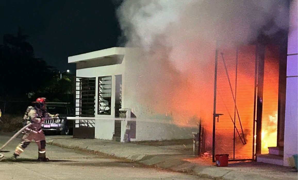 Incendio de vehículo en Mazatlán