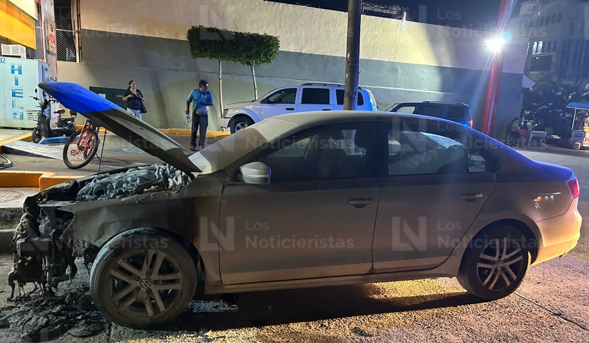 Incendio de vehículo en la colonia Estrella, en Los Mochis