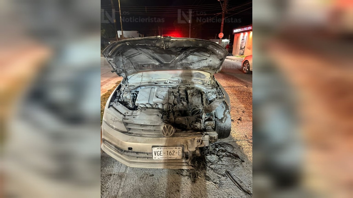 Incendio de vehículo en la colonia Estrella, en Los Mochis