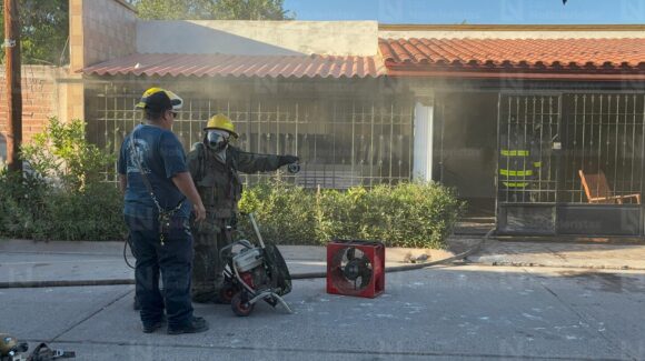 Vecina rescata a dos adultos mayores tras incendiarse su domicilio en la colonia “Los Electricistas”, en Los Mochis, Sinaloa