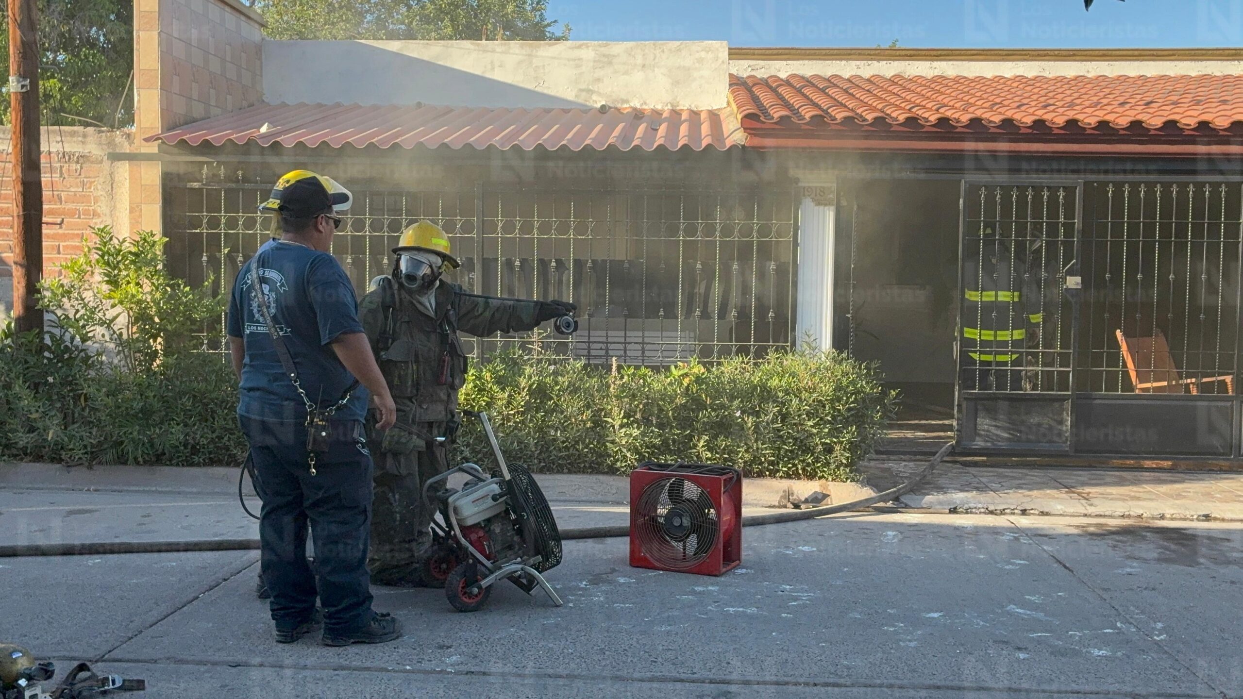 Incendio de vivienda en el fraccionamiento Cuauhtémoc, en Los Mochis