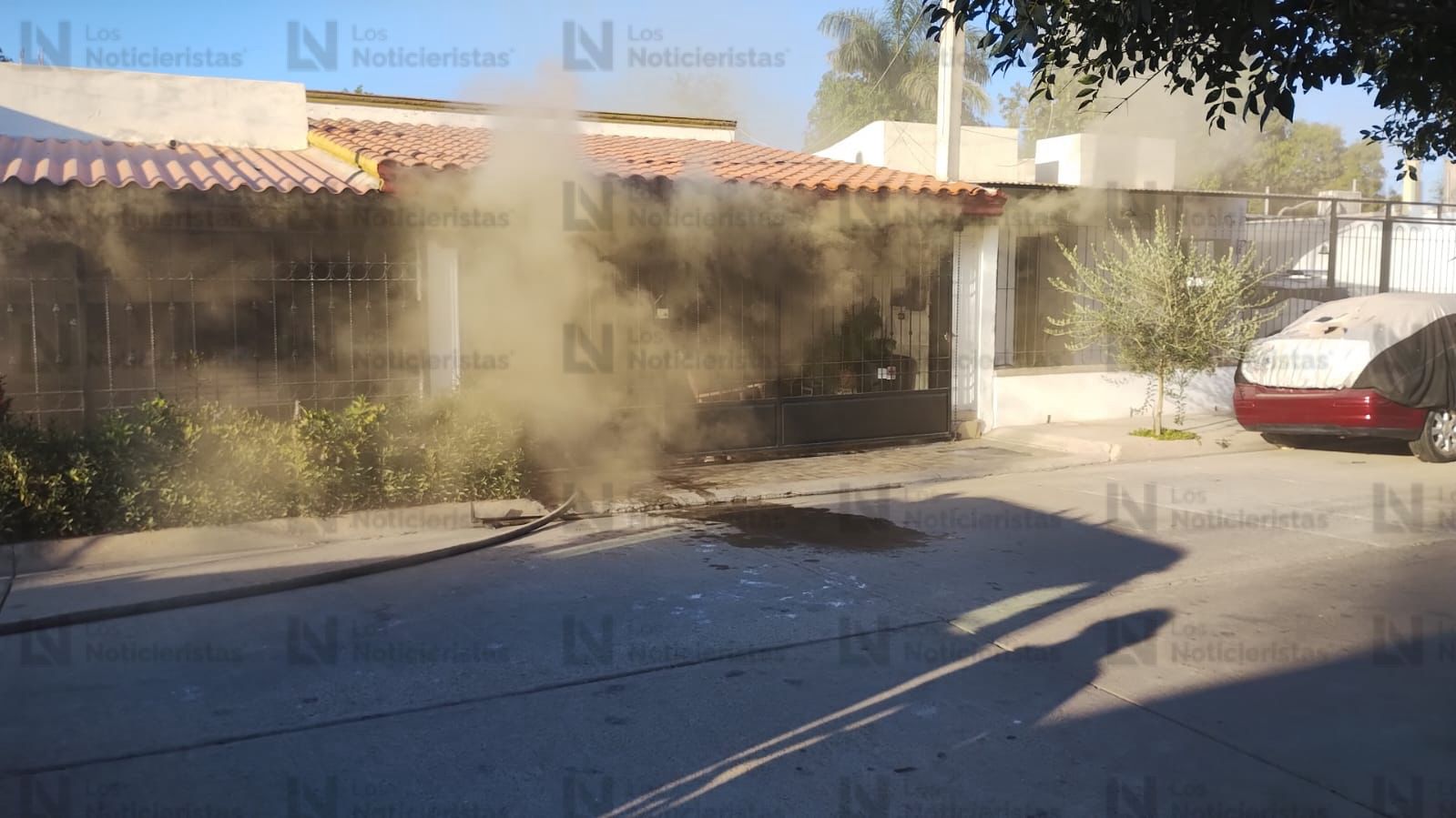 Incendio de vivienda en el fraccionamiento Cuauhtémoc, en Los Mochis