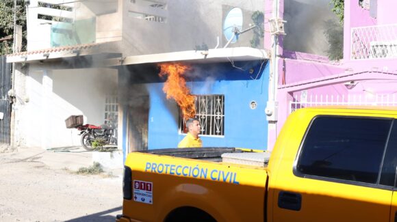 Incendio en vivienda provoca evacuación de centro de rehabilitación para mujeres en Mazatlán, Sinaloa