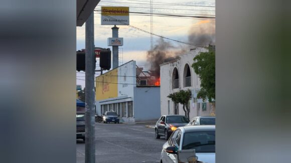 Intenso incendio consume tienda Elektra en La Cruz de Elota, Sinaloa; trabajos de soldadura habrían provocado el fuego