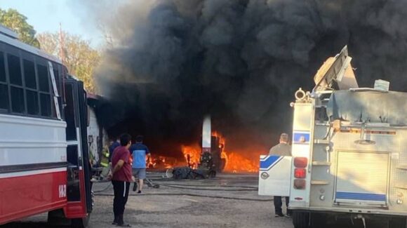 Fuerte incendio consume varias unidades en la Central de Camiones Rojos de Concordia, Sinaloa