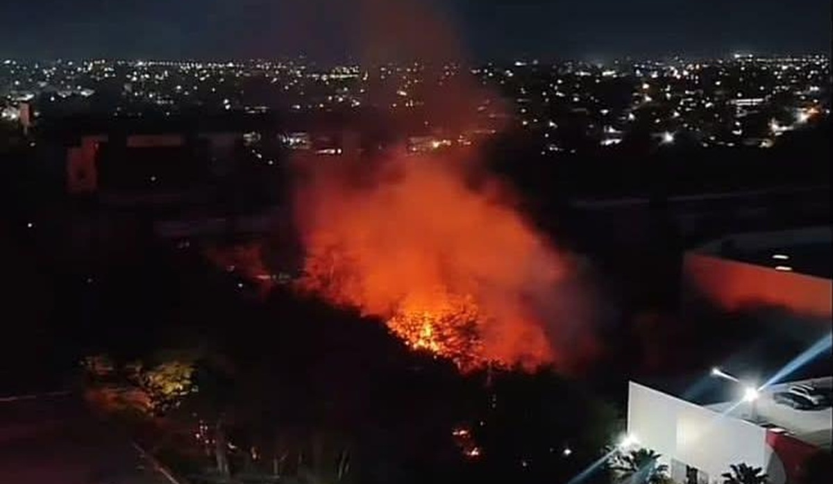 Incendio en patio de antiguo Ingenio Azucarero en Los Mochis