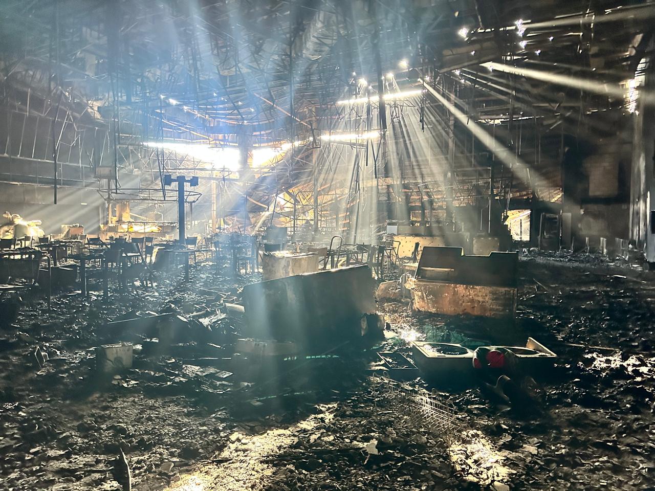 Trabajos periciales tras incendio en plaza de Los Mochis