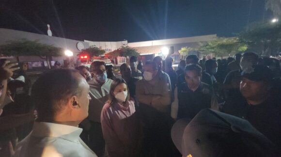 “Se revisó por tercera vez la plaza incendiada en Los Mochis, sin novedad, pero hay áreas donde la temperatura no dio acceso”: bombero