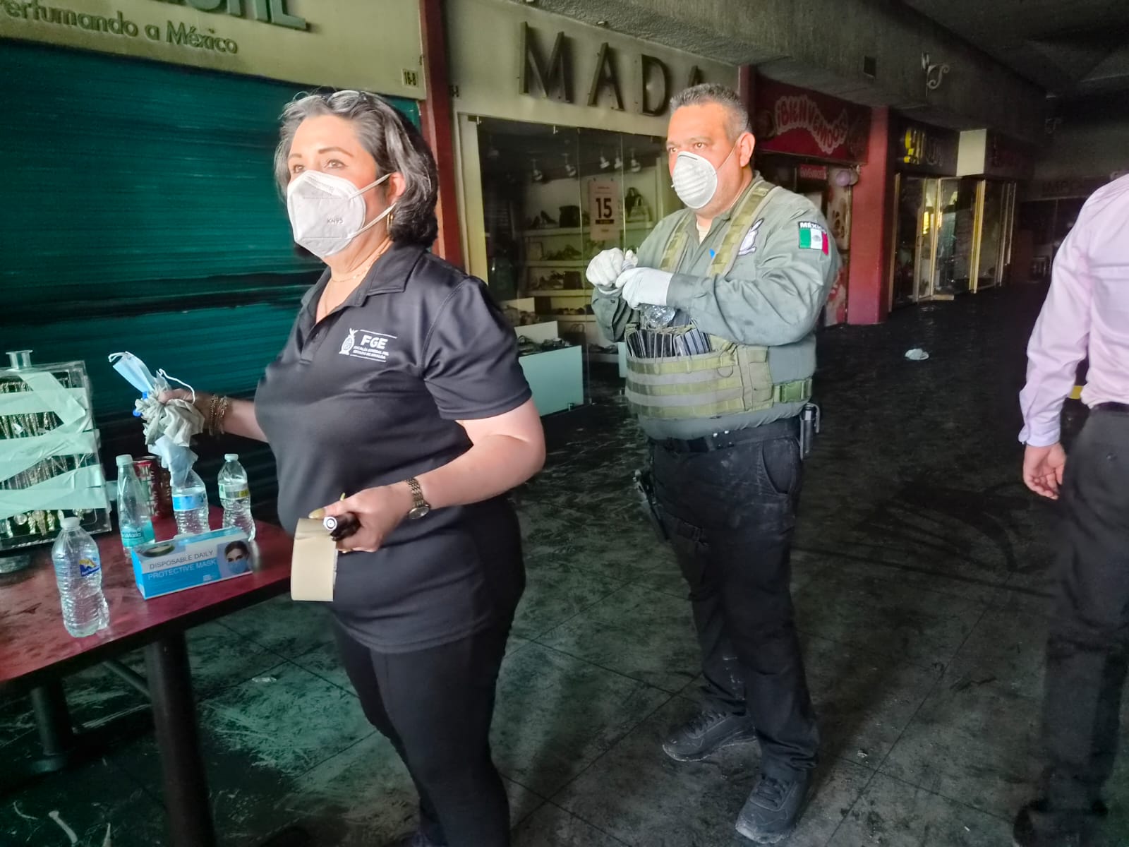Trabajos periciales tras incendio en plaza de Los Mochis