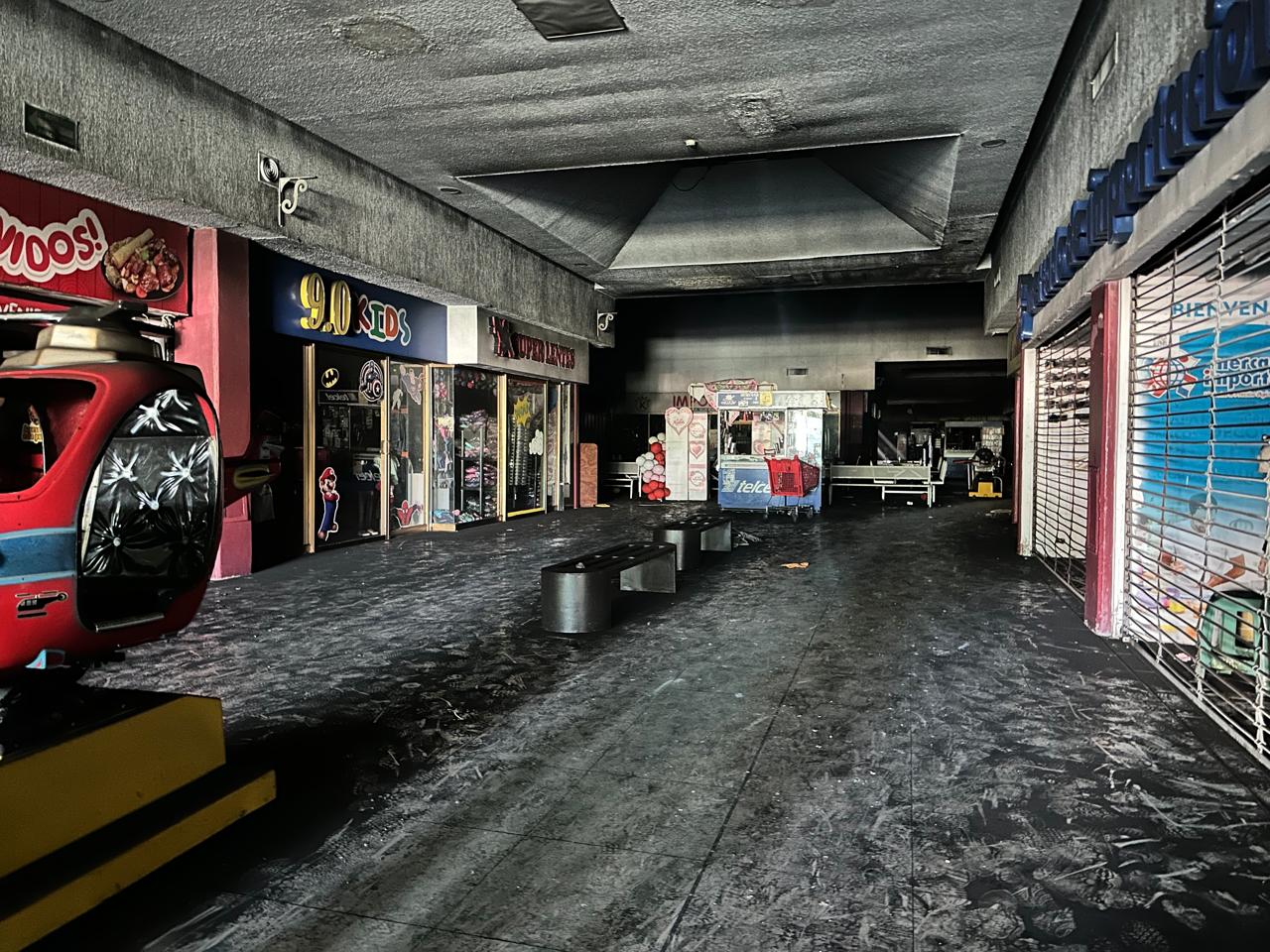 Trabajos periciales tras incendio en plaza de Los Mochis