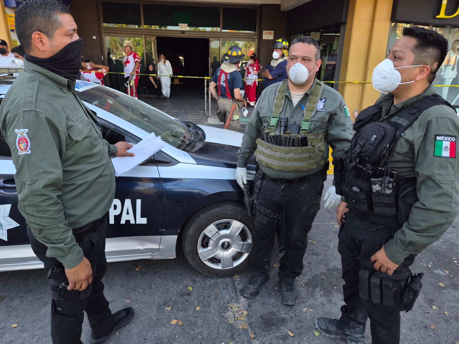 Trabajos periciales tras incendio en plaza de Los Mochis