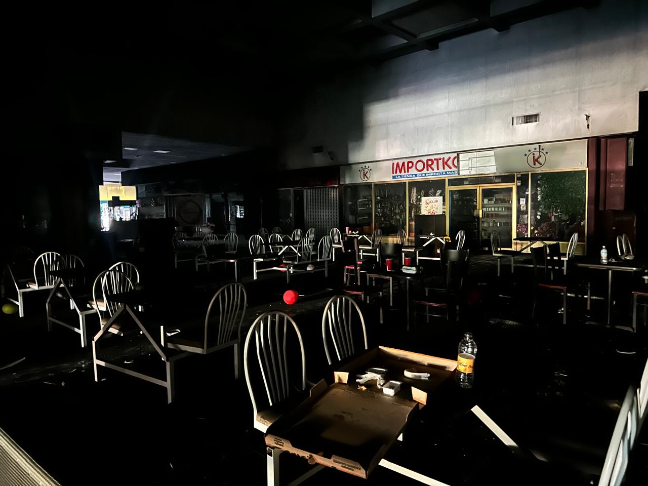 Trabajos periciales tras incendio en plaza de Los Mochis