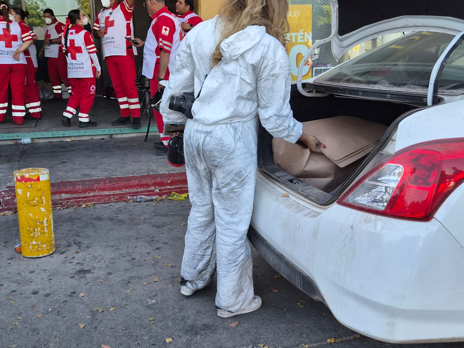 Trabajos periciales tras incendio en plaza de Los Mochis