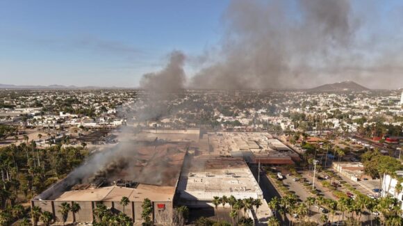 Sube a 6 la cifra de fallecidos en incendio de Plaza Fiesta en Los Mochis; aquí sus identidades