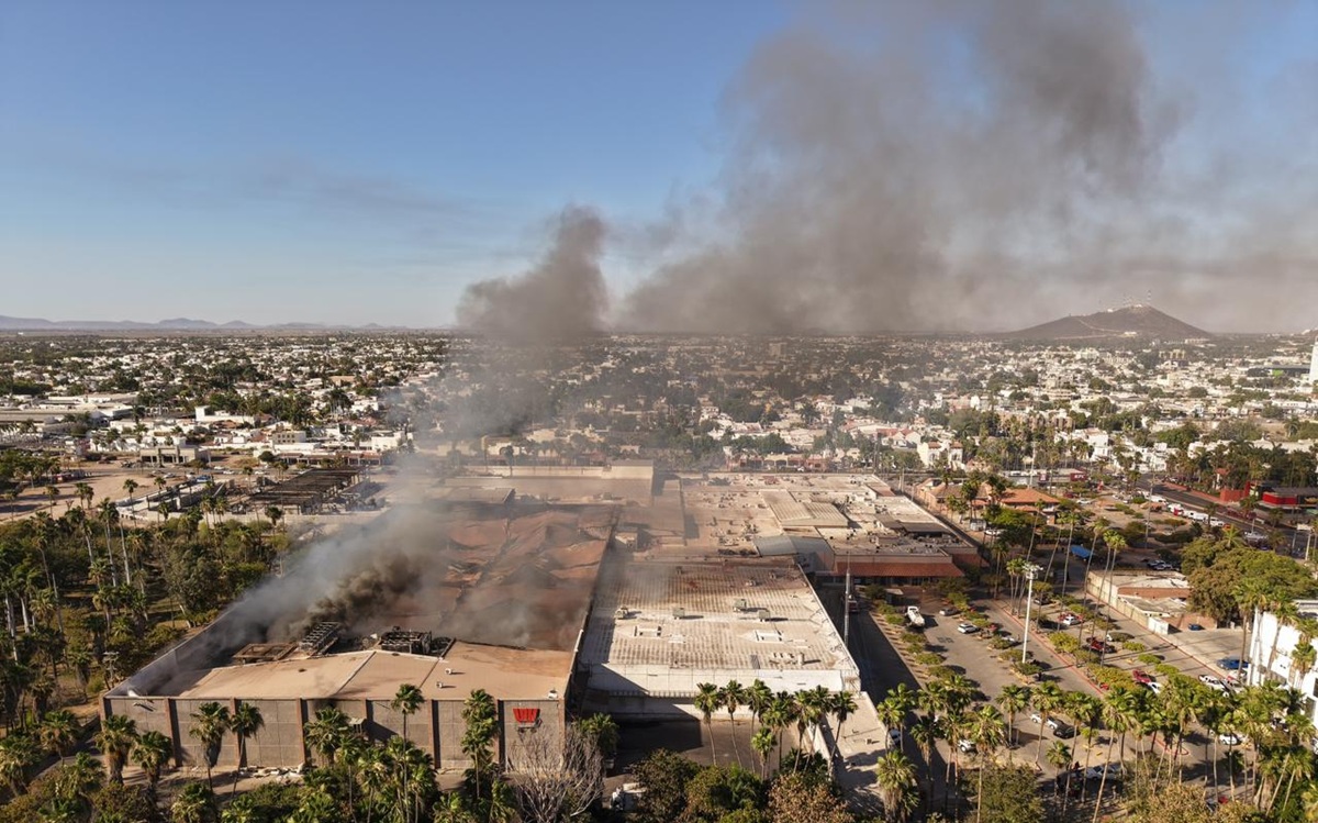 Incendio de Plaza Fiesta Las Palmas, en Los Mochis