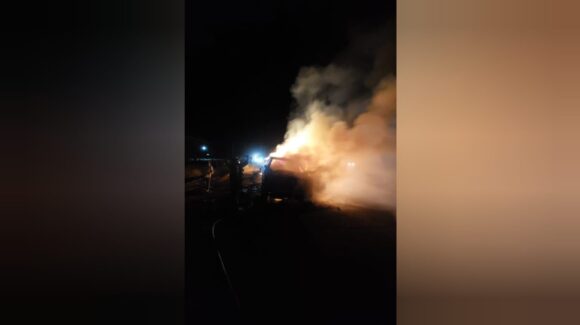 Voraz incendio consume camioneta y 150 pacas de zacate en carretera a Bacubirito, Sinaloa