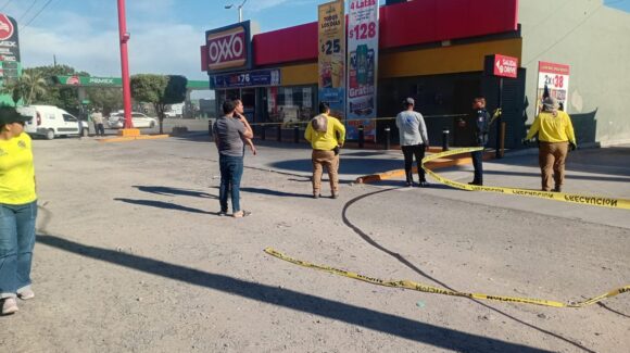 Moviliza a cuerpos de emergencia incendio en tienda de conveniencia de Benito Juárez en Guasave, Sinaloa