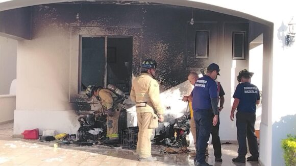 Incendio en cochera de vivienda moviliza a cuerpos de emergencia en Mazatlán, Sinaloa