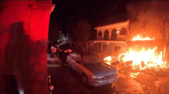Incendio en vivienda de la colonia 20 de Noviembre, en Mazatlán, Sinaloa, moviliza a bomberos