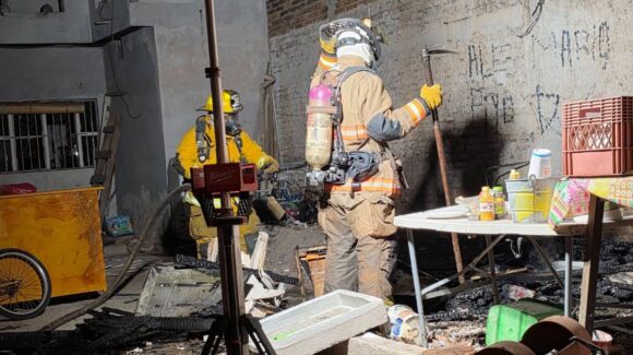 ¡Fuego! Así despertaron vecinos de la Francisco Villa en medio de incendio; Bomberos Veteranos evitan tragedia en Mazatlán, Sinaloa