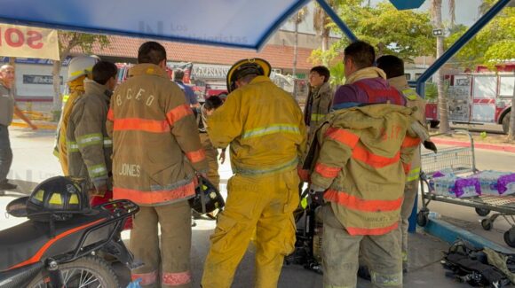 Cuerpos de auxilio mantienen labores contra incendio en Plaza Fiesta Las Palmas en Los Mochis, aún se desconoce el origen: PC Sinaloa