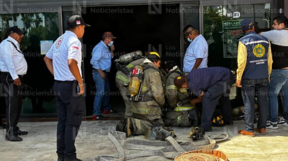 Pacientes llegan al Hospital General Bienestar de Los Mochis, Sinaloa, tras incendio en Plaza Fiesta Las Palmas