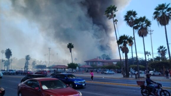 Gobernadora se solidariza con familiares de víctimas del incendio en plaza de Los Mochis; instruye atención inmediata