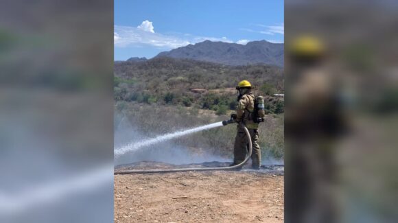 Incendio en lote baldío de San Ignacio, Sinaloa; moviliza a cuerpos de emergencia y evita tragedia en viviendas