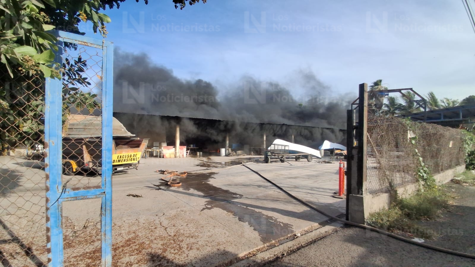 Se incendia taller de lanchas en Los Mochis