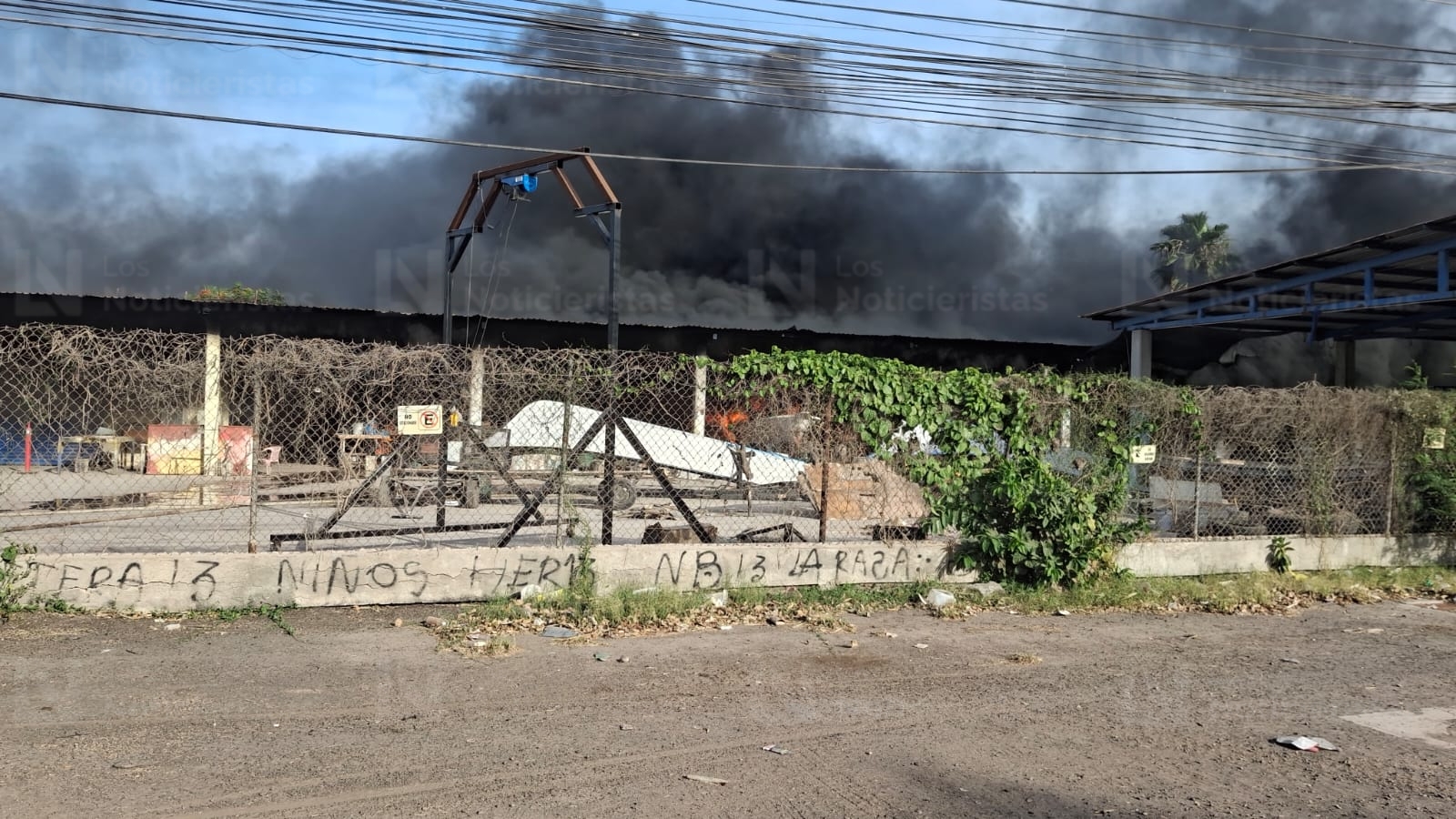 Se incendia taller de lanchas en Los Mochis