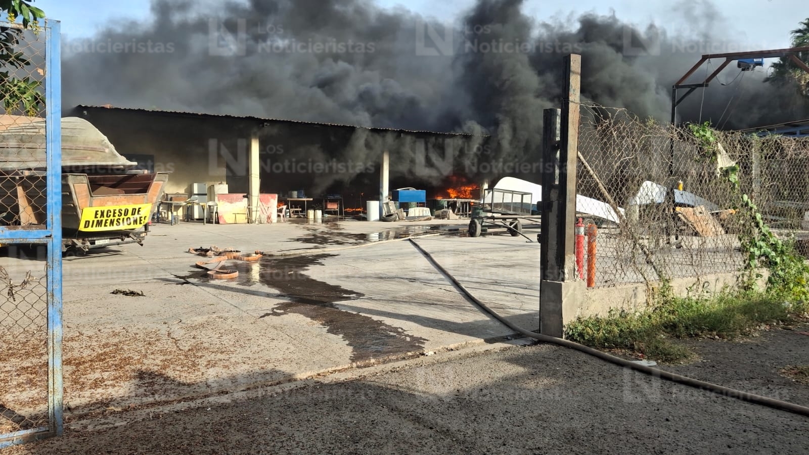 Se incendia taller de lanchas en Los Mochis
