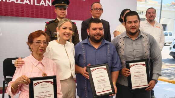 Tres maestros que dejaron huella en Mazatlán son homenajeados en su día; inscriben sus nombres en el Monumento al Maestro