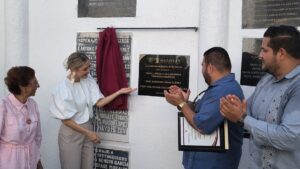 inscriben nombres en monumento al maestro en mazatlan sin