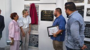 inscriben nombres en monumento al maestro en mazatlan sinaloa
