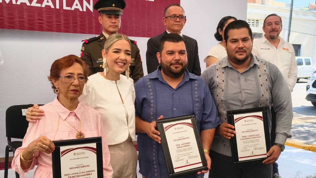 inscriben nombres en monumento al maestro en mazatlan